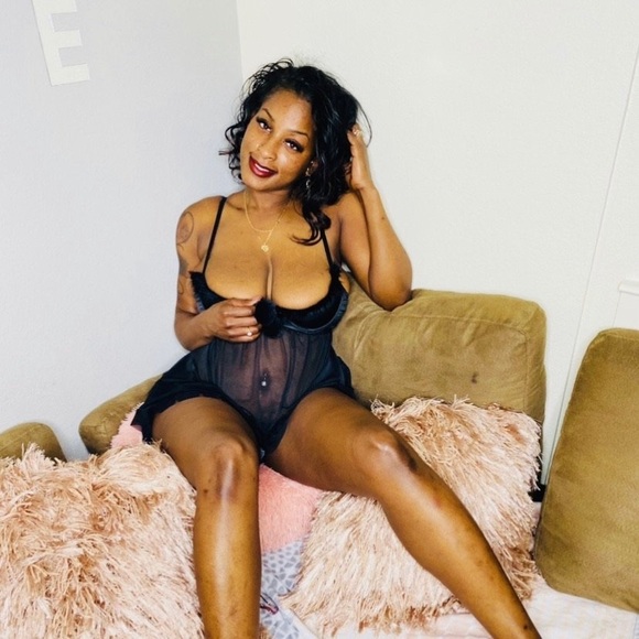 Naughty Queen Lingerie Set - Picture 1 of 3